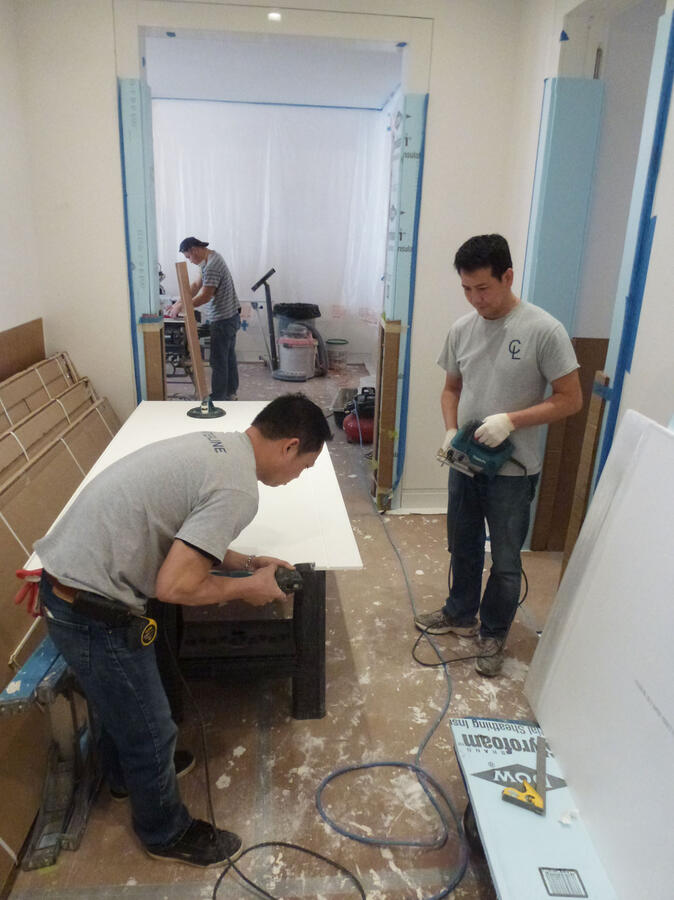 Brightly lit room with a light beige patterned wallpaper